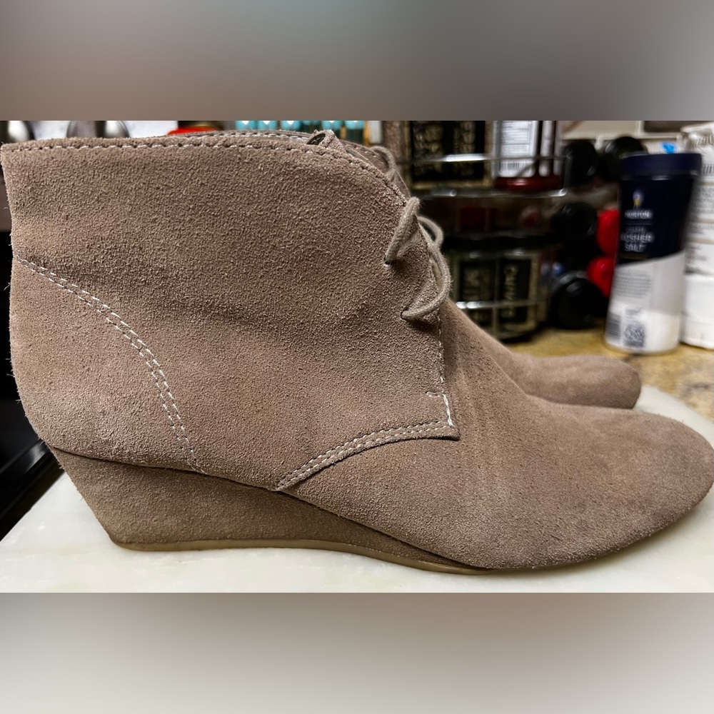 Nine West women ankles booties shoes. Lazona size 10M. Beige leather suede.